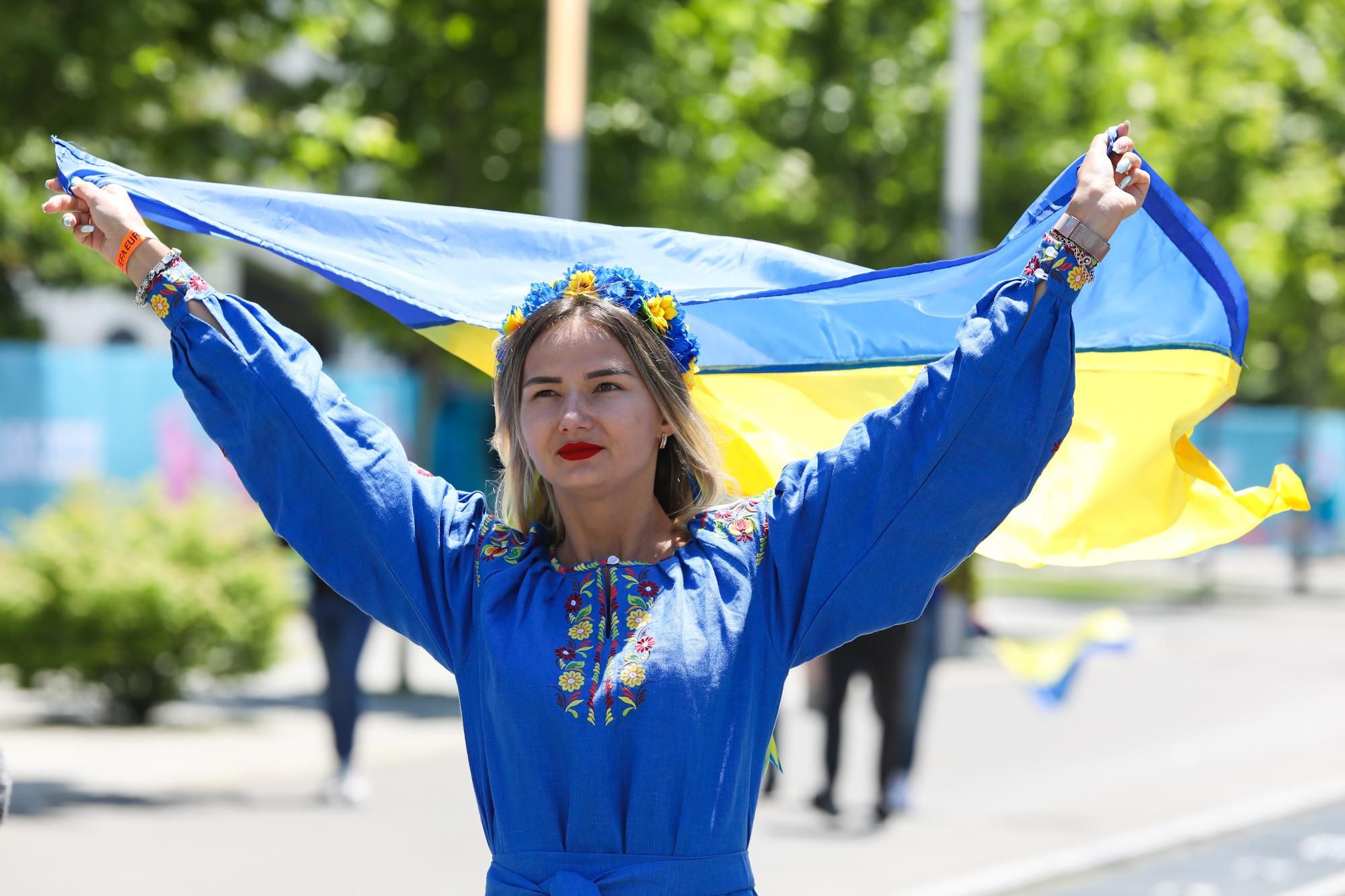 З віночками та прапорами: фанатки вболівають за збірну України – фото