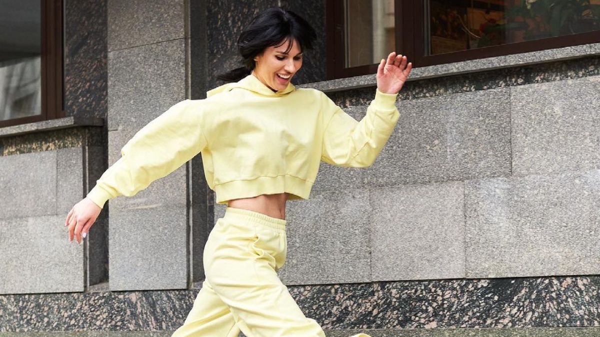 Маша Ефросинина позировала на улице в ярком костюме: фото Маша Ефросинина позировала на улице в ярком костюме: фото