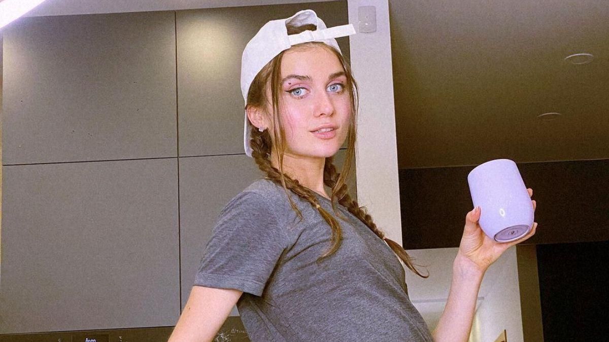 Jerry Heil показала домашний образ в футболке и шортах: фото Jerry Heil показала домашний образ в футболке и шортах: фото