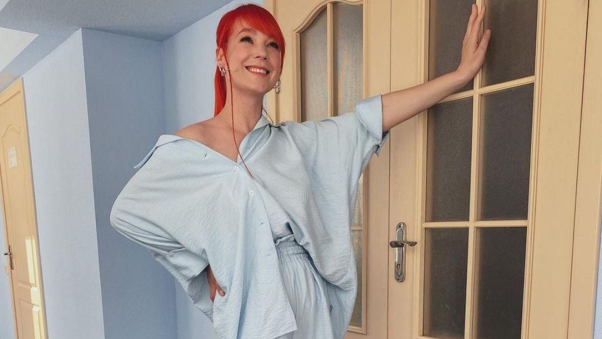 Светлана Тарабарова позировала в голубом костюме: фото Светлана Тарабарова позировала в голубом костюме: фото