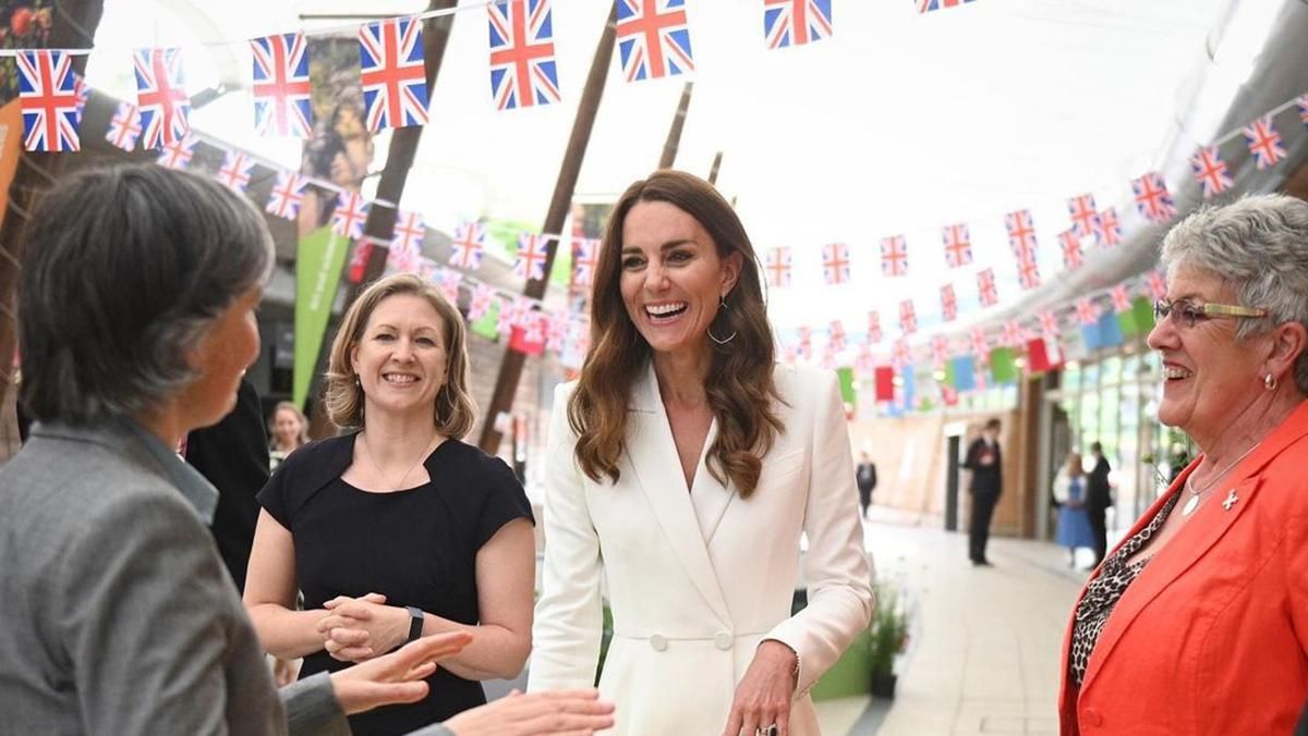 Кейт Миддлтон поразила образом в топе с декольте: видео Кейт Миддлтон поразила образом в топе с декольте: видео