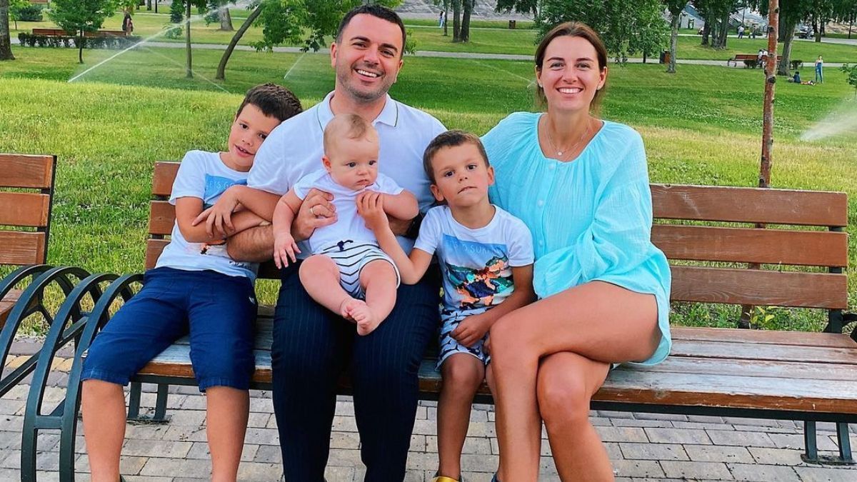 Григория Решетник очаровал семейным фото с женой и сыновьями