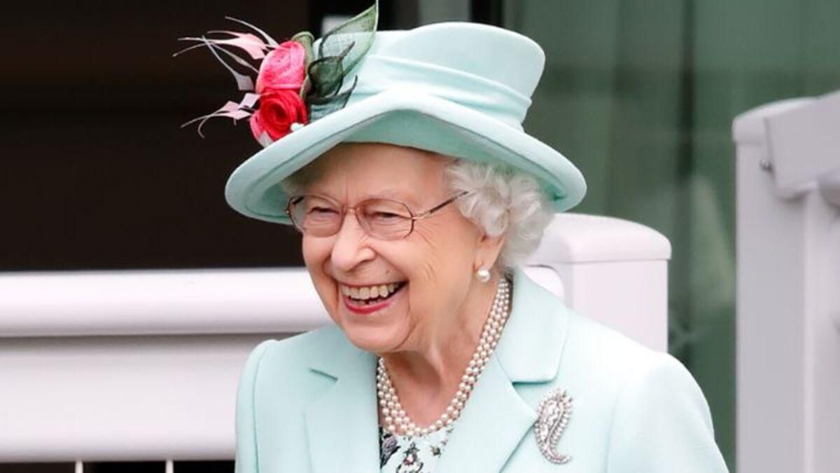 Елизавета II посетила Royal Ascot фото изысканного образа