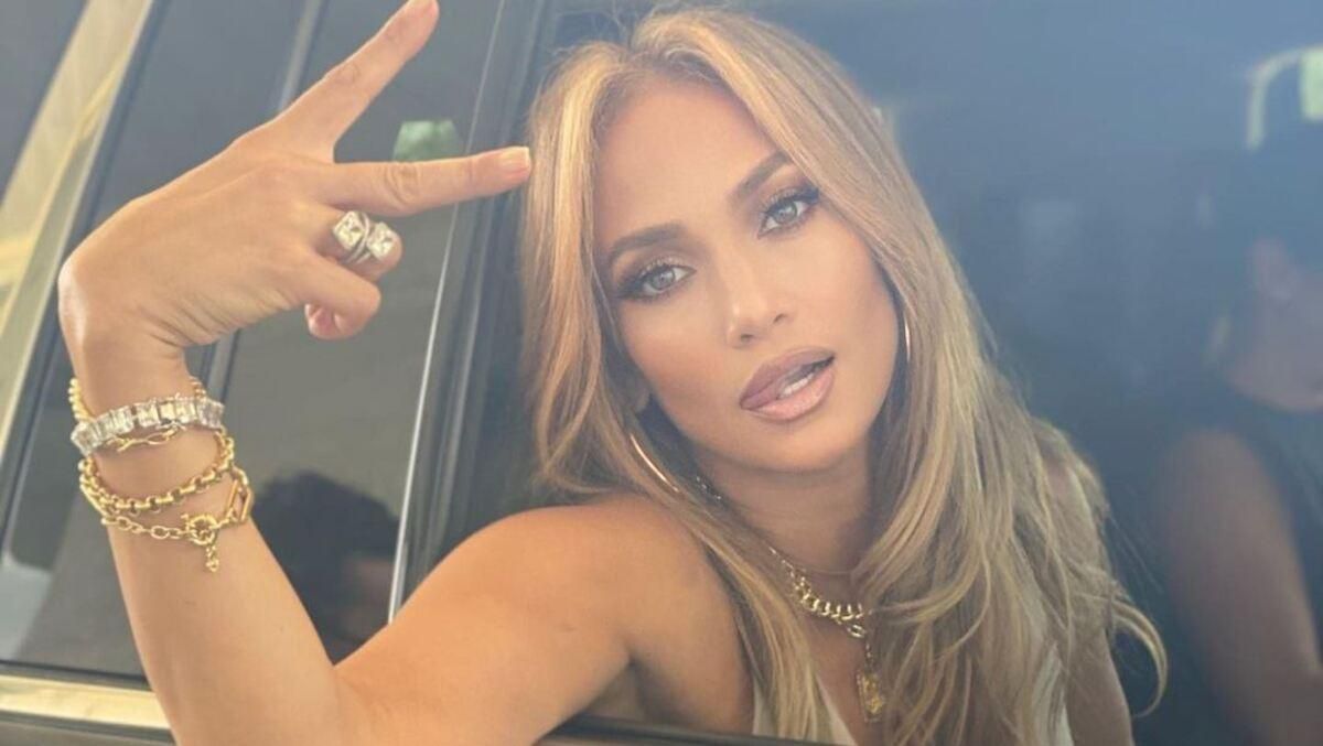 Дженнифер Лопес поразила невероятной схожестью с отцом: волшебные фото Дженнифер Лопес поразила невероятной схожестью с отцом: волшебные фото