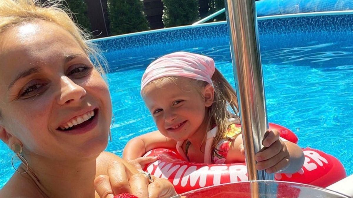 Лилия Ребрик показала летние развлечения с дочкой в бассейне: фото