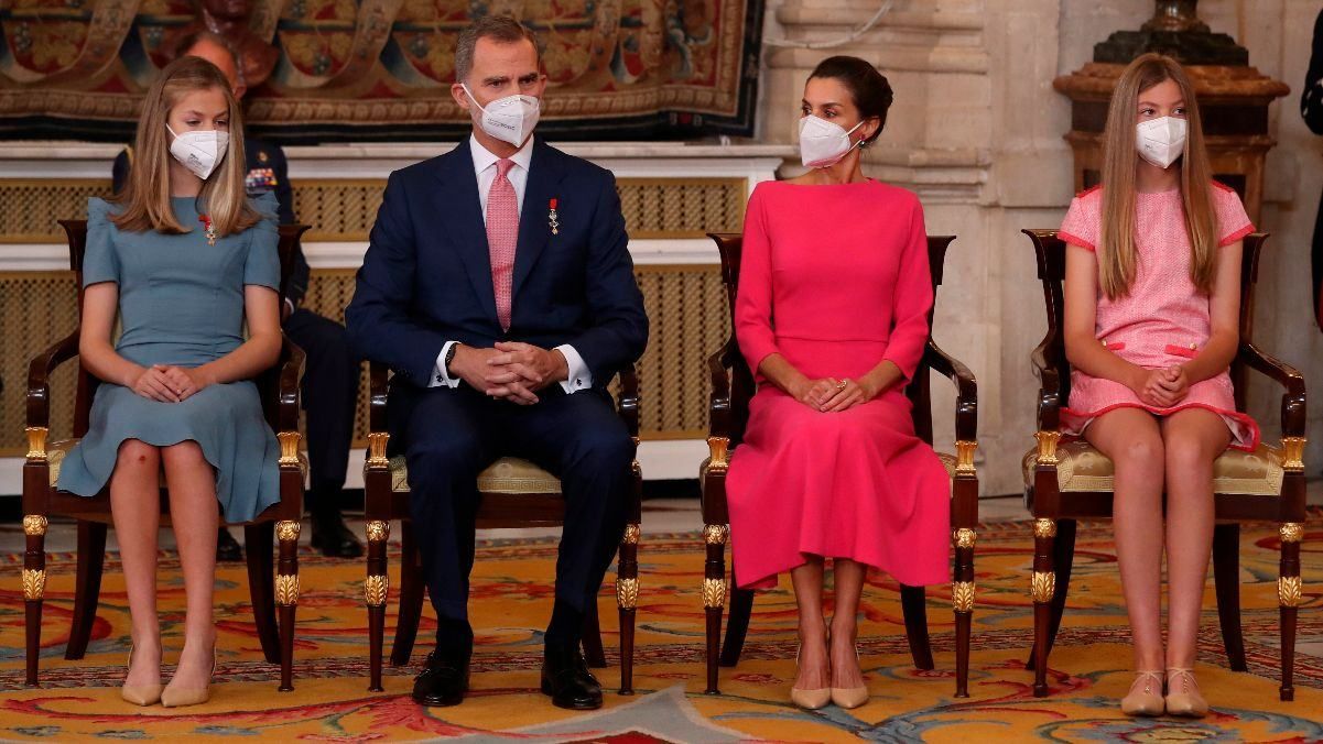 Королева Летиція приголомшила яскравим образом у малиновій сукні: фото Королева Летиція приголомшила яскравим образом у малиновій сукні: фото