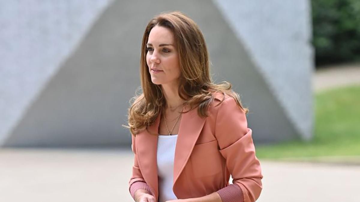 Кейт Міддлтон показала образ у джинсах і рожевому жакеті: фото Кейт Міддлтон показала образ у джинсах і рожевому жакеті: фото