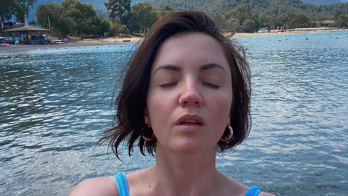 Оля Цибульська засвітила груди в купальнику: фото з Туреччини
