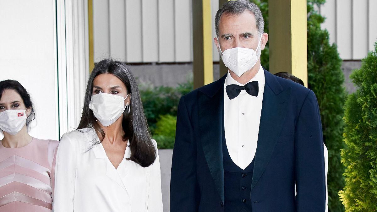 Королева Летиція підкорила елегантністю в білій сукні: фото Королева Летиція підкорила елегантністю в білій сукні: фото