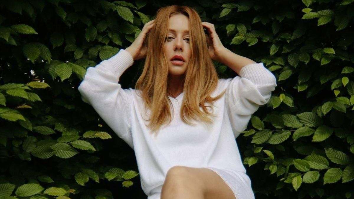 Тіна Кароль звабливо позувала в білому вбранні: фото Тіна Кароль звабливо позувала в білому вбранні: фото