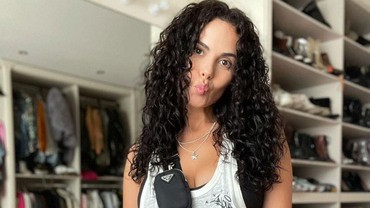 Настя Каменских показала стильный образ с сумкой Prada: фото Настя Каменских показала стильный образ с сумкой Prada: фото