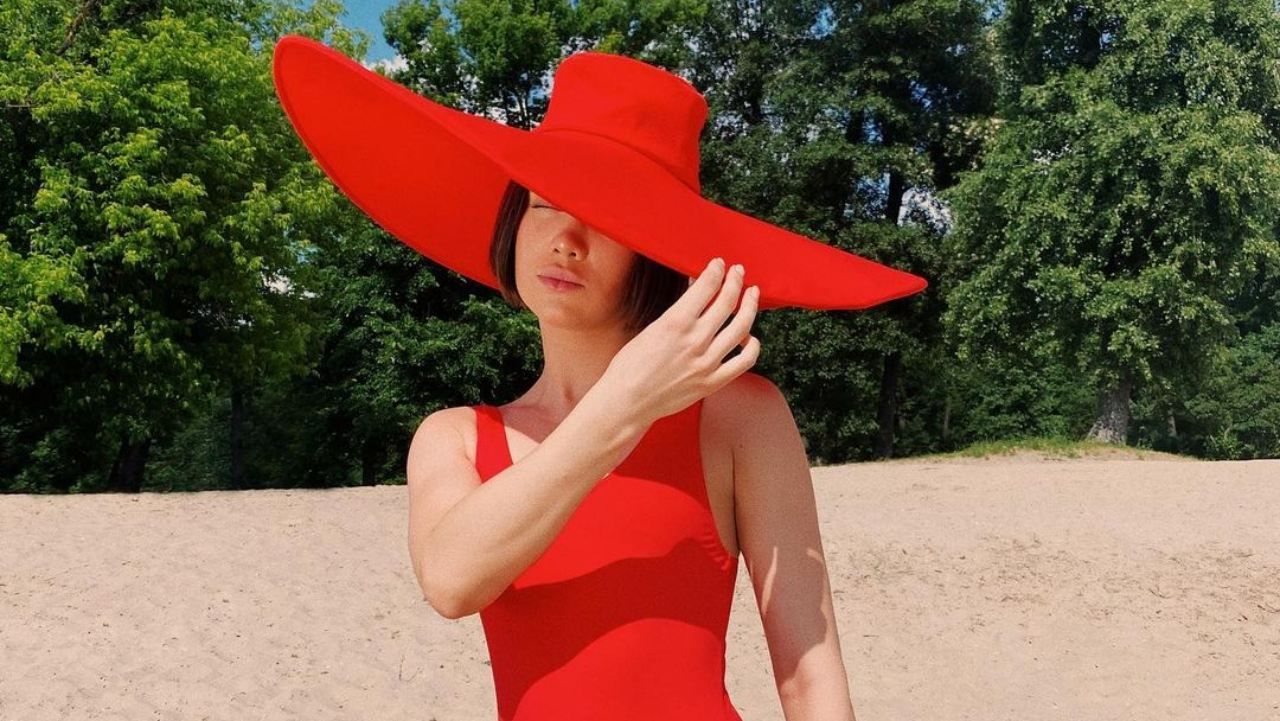 Lida Lee поразила сеть красным пляжным образом: сексуальные фото