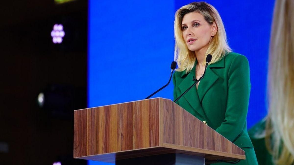 Елена Зеленская ошеломила образом в костюме цвета изумруда: фото Елена Зеленская ошеломила образом в костюме цвета изумруда: фото