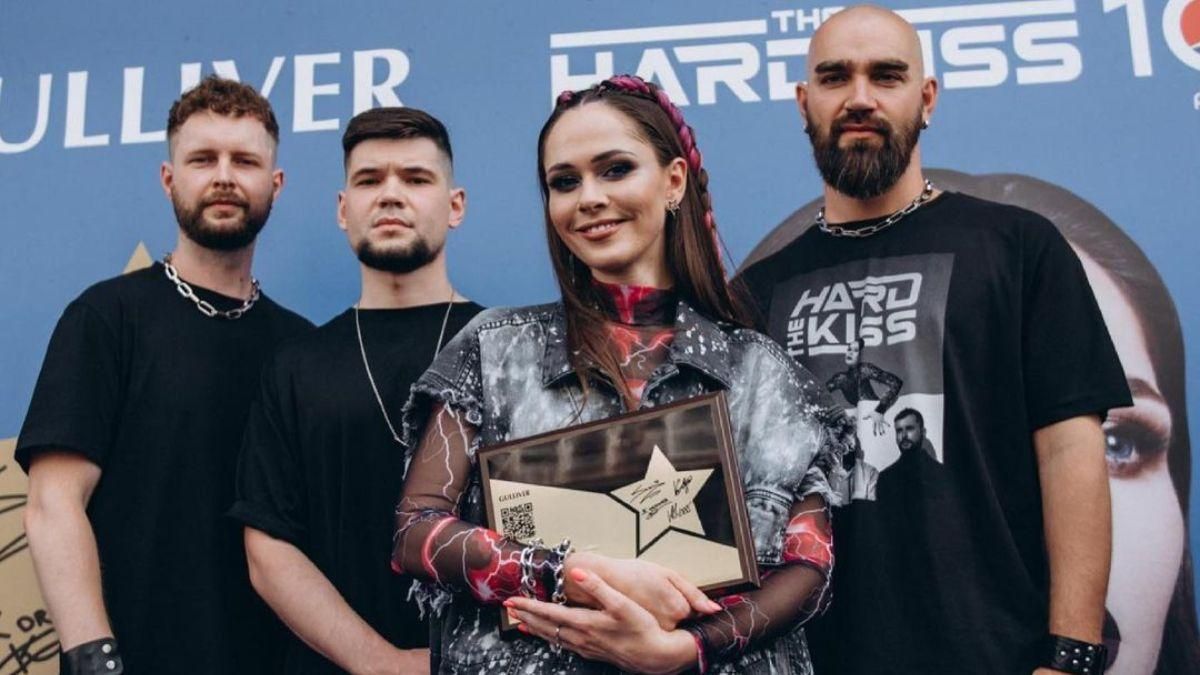 Юлия Санина продемонстрировала стильный образ в Киеве: фото Юлия Санина продемонстрировала стильный образ в Киеве: фото