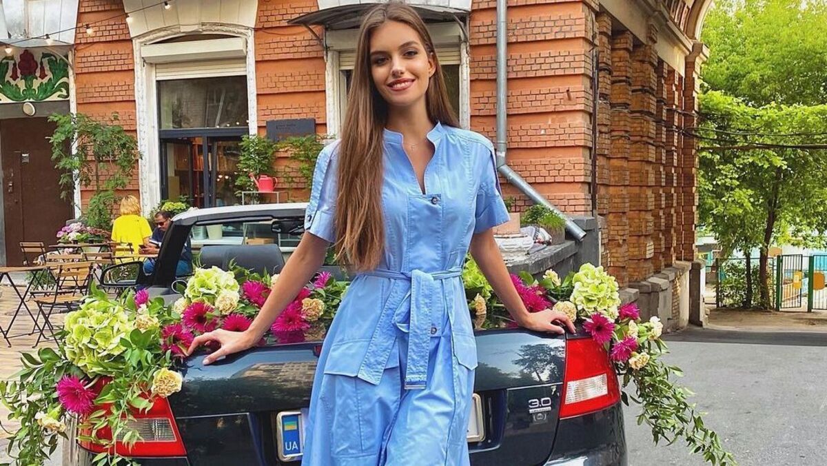 Жена Комарова очаровала элегантным образом в голубом платье