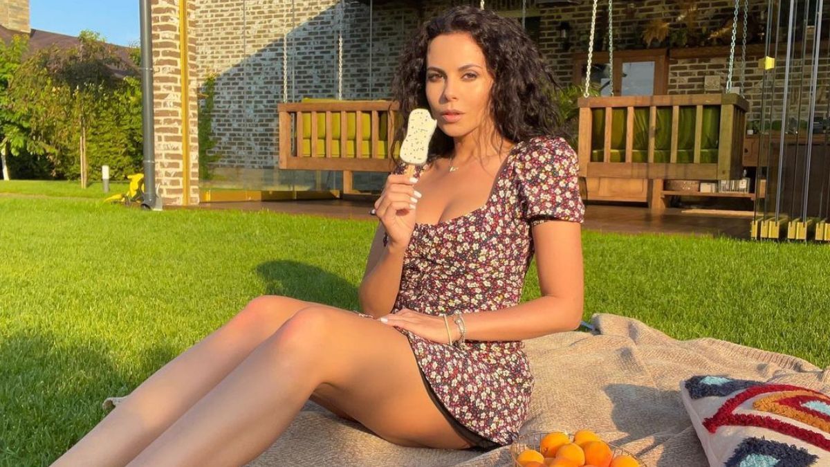 Настя Каменских похвасталась длинными ножками в цветочном платье: фото Настя Каменских похвасталась длинными ножками в цветочном платье: фото