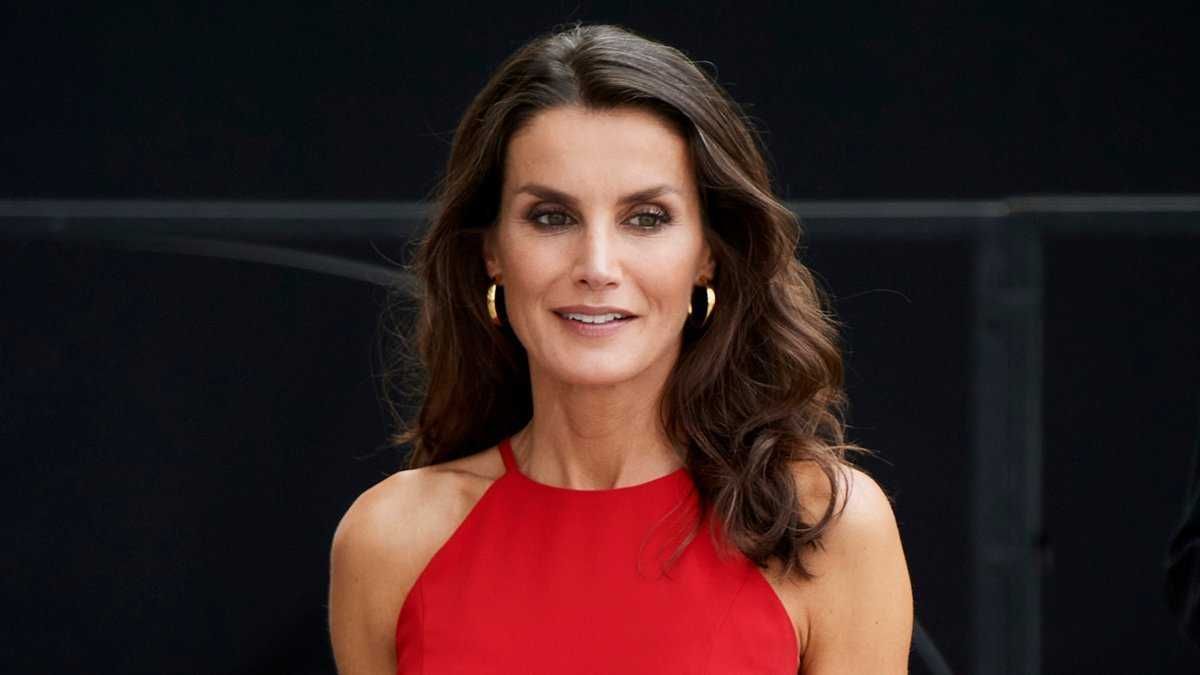 Королева Летиція зачарувала червоним образом на заході в Іспанії Королева Летиція зачарувала червоним образом на заході в Іспанії