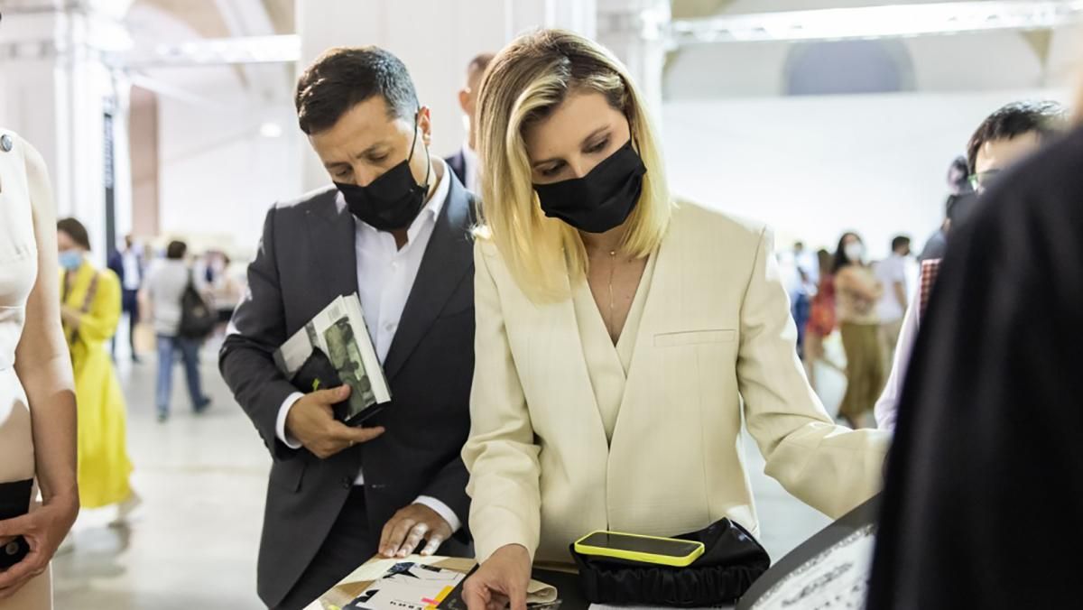 Зеленські відвідали Книжковий Арсенал: фото образу Олени Зеленської Зеленські відвідали Книжковий Арсенал: фото образу Олени Зеленської