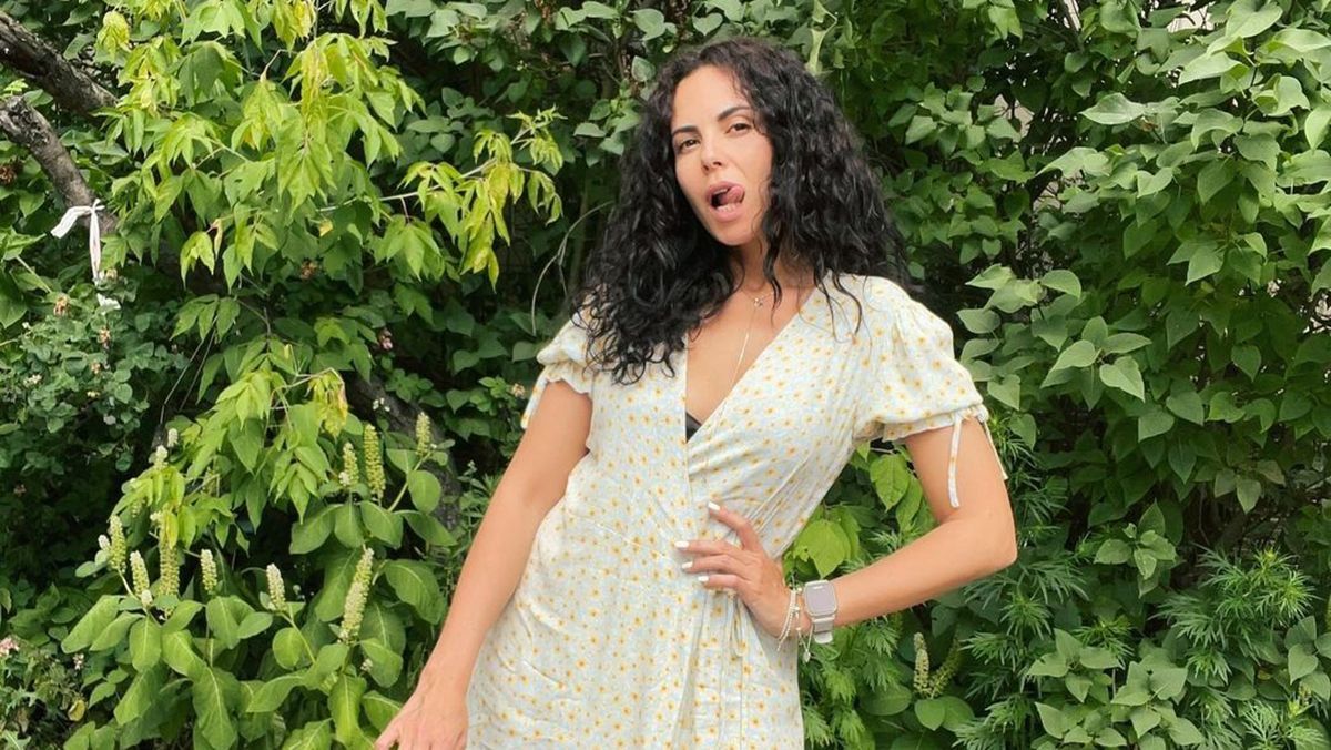 Настя Каменских показала образ в платье и босоножках на носки Настя Каменских показала образ в платье и босоножках на носки