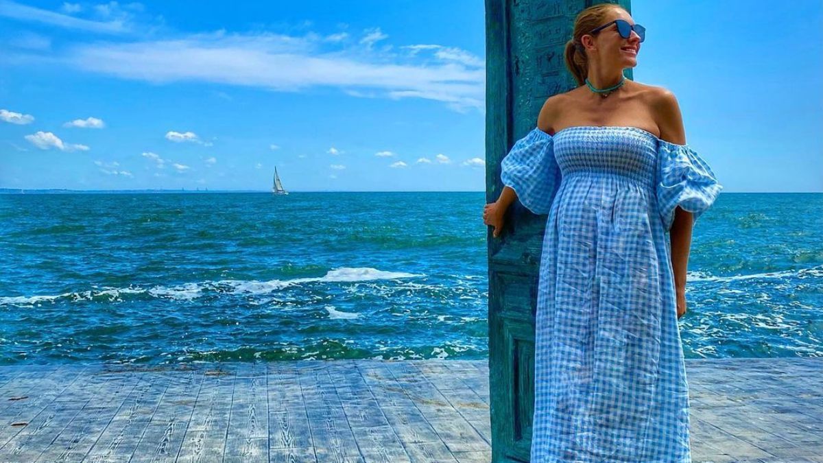 Катя Осадча приголомшила літнім образом у біло-блакитній сукні: фото