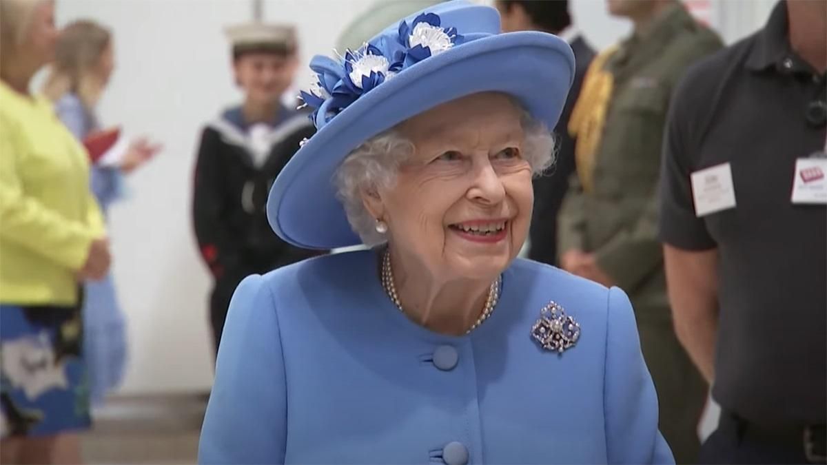 Елизавета II и принц Уильям начали турне по Шотландии: видео Елизавета II и принц Уильям начали турне по Шотландии: видео