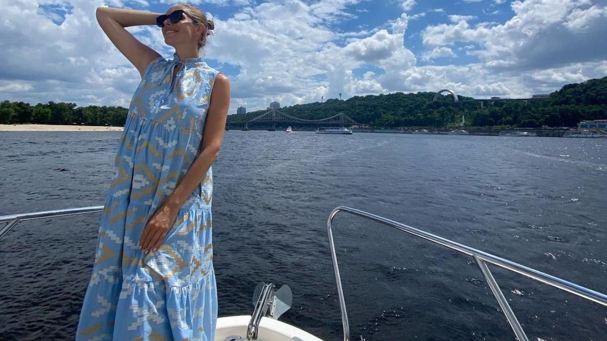 Катя Осадча у блакитній сукні позувала на річці: фото