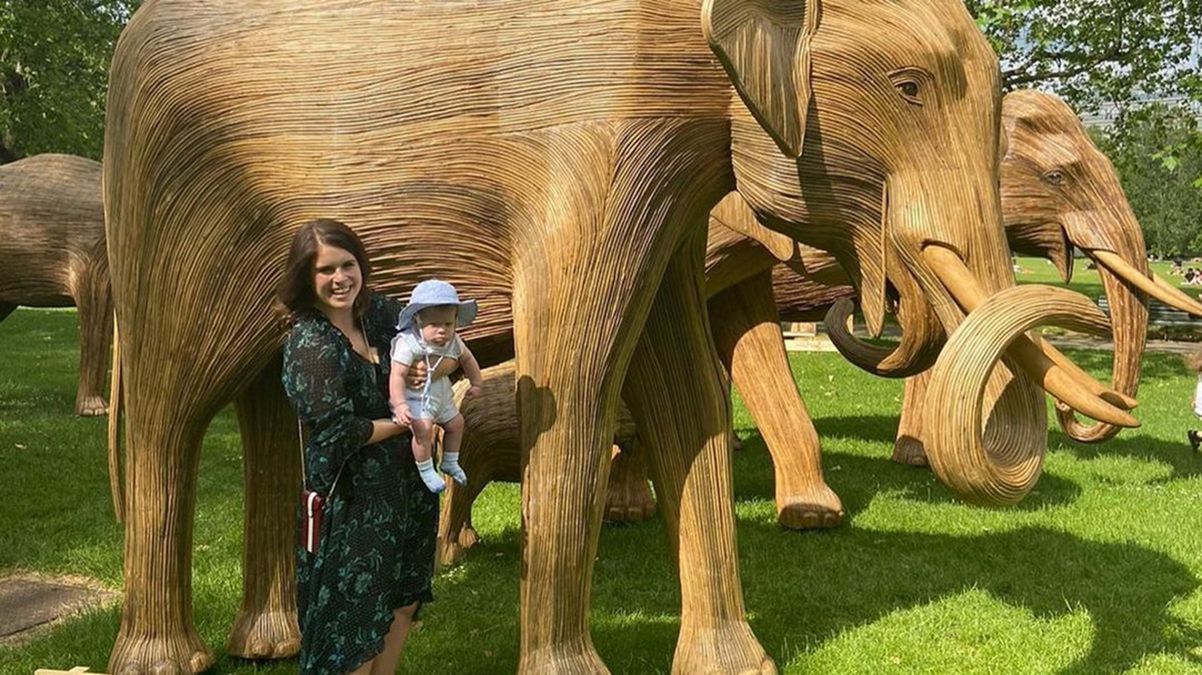 Принцесса Евгения показала прогулку с сыном: фото с Грин-парка Принцесса Евгения показала прогулку с сыном: фото с Грин-парка