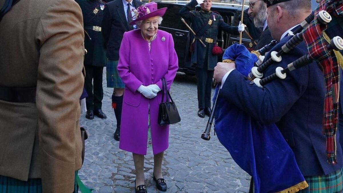 Елизавета II показала элегантный образ в платье фото с тура Шотландией