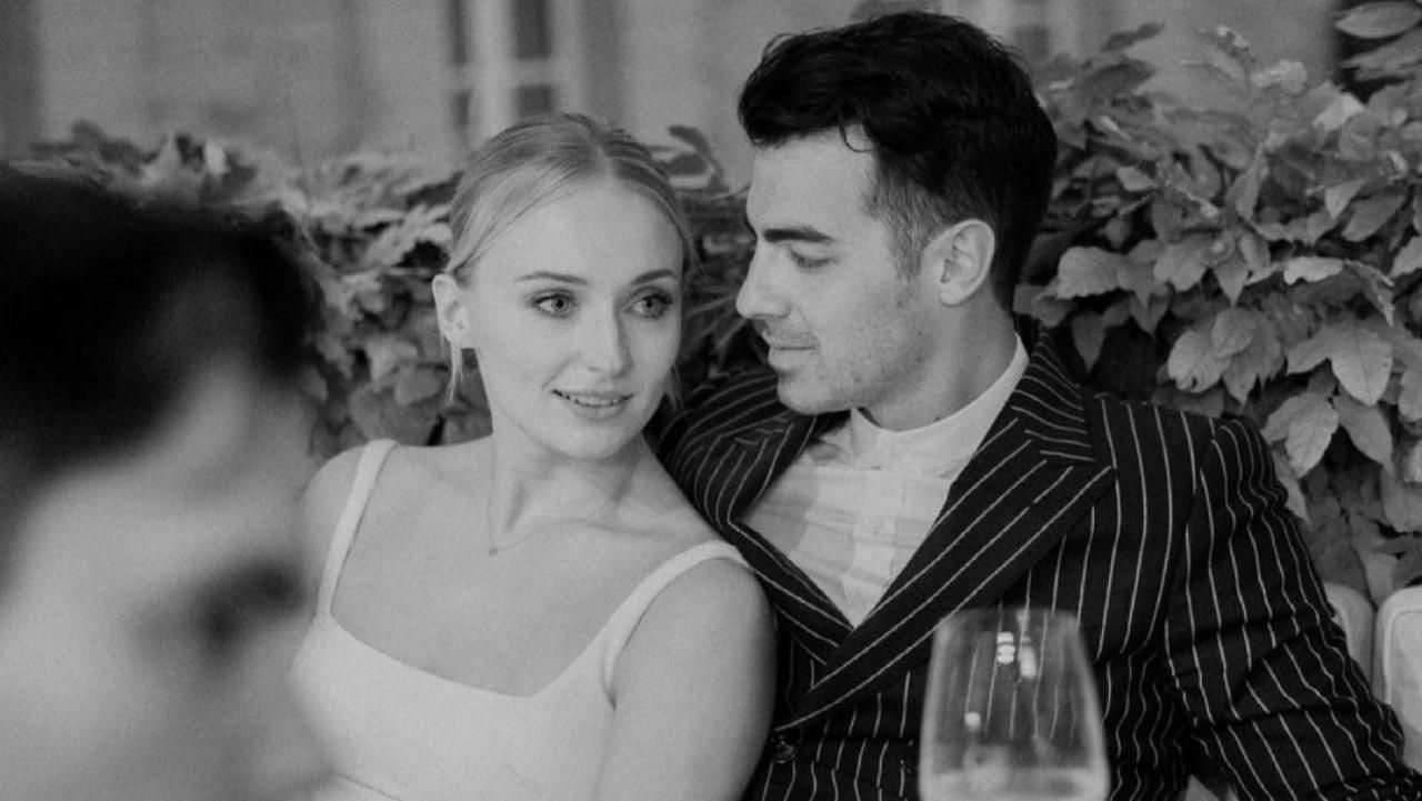 Софи Тернер показала редкие фото с другой свадьбы во Франции Софи Тернер показала редкие фото с другой свадьбы во Франции