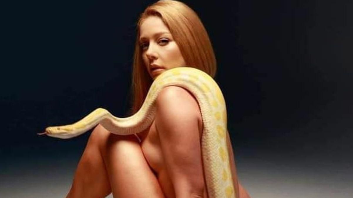 Тіна Кароль позувала повністю оголеною: відео зі змією