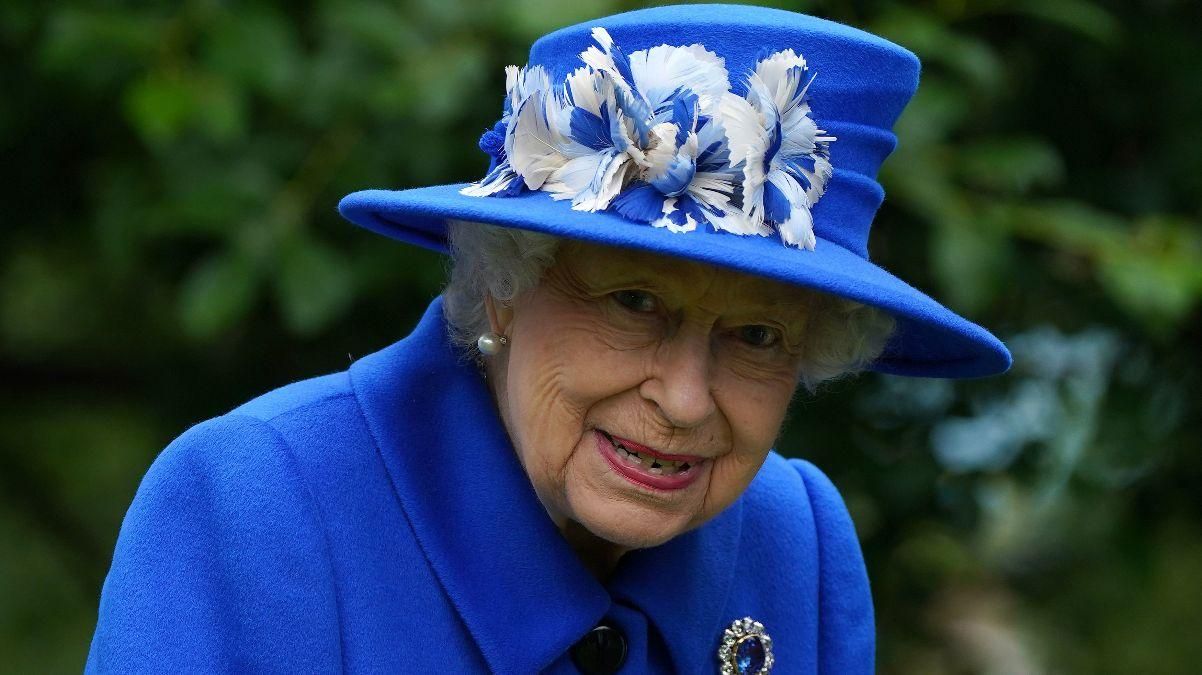 Єлизавета II підкорила образом у синьому пальті: фото та відео