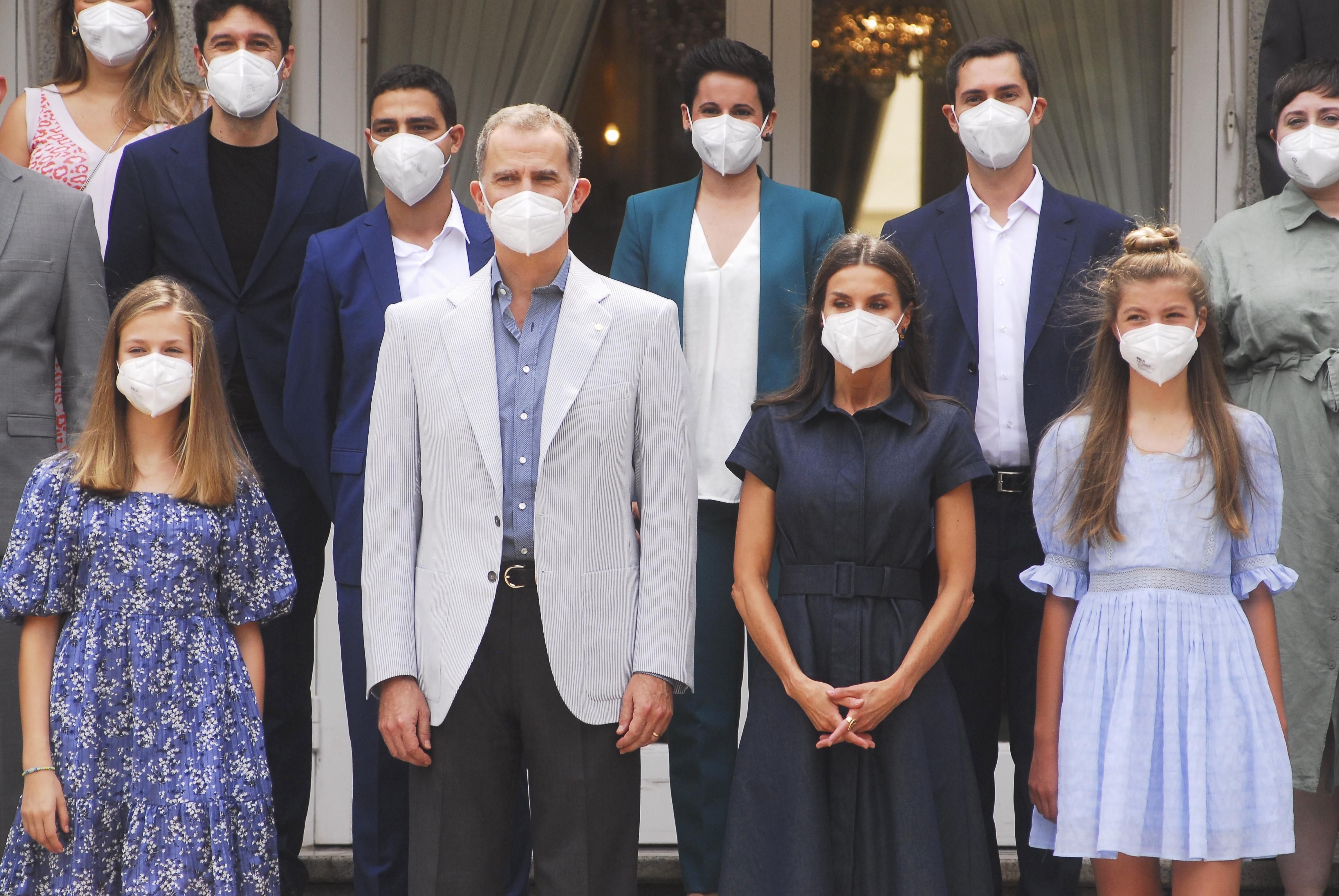 Летиция и Филипп VI с дочерьми посетили мероприятие в Барселоне Летиция и Филипп VI с дочерьми посетили мероприятие в Барселоне