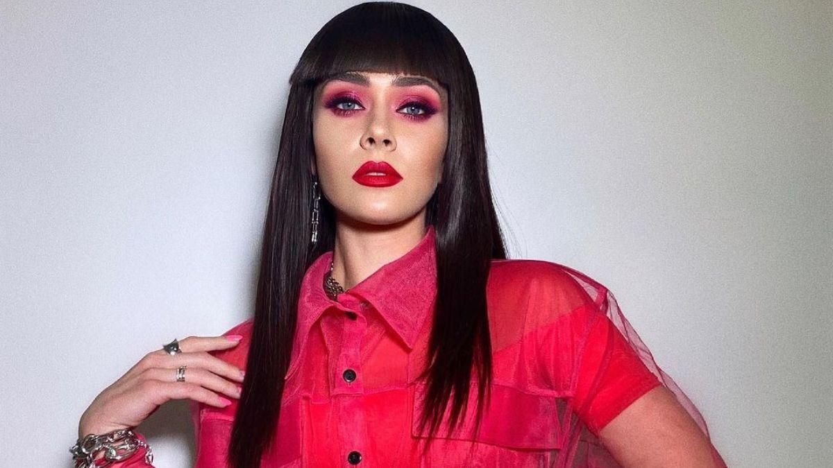 Юлія Саніна приголомшила яскравим образом у малиновому костюмі: фото Юлія Саніна приголомшила яскравим образом у малиновому костюмі: фото