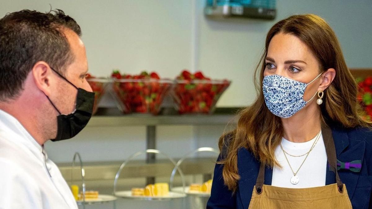 Кейт Миддлтон появилась на теннисе в юбке и на высоких каблуках Кейт Миддлтон появилась на теннисе в юбке и на высоких каблуках