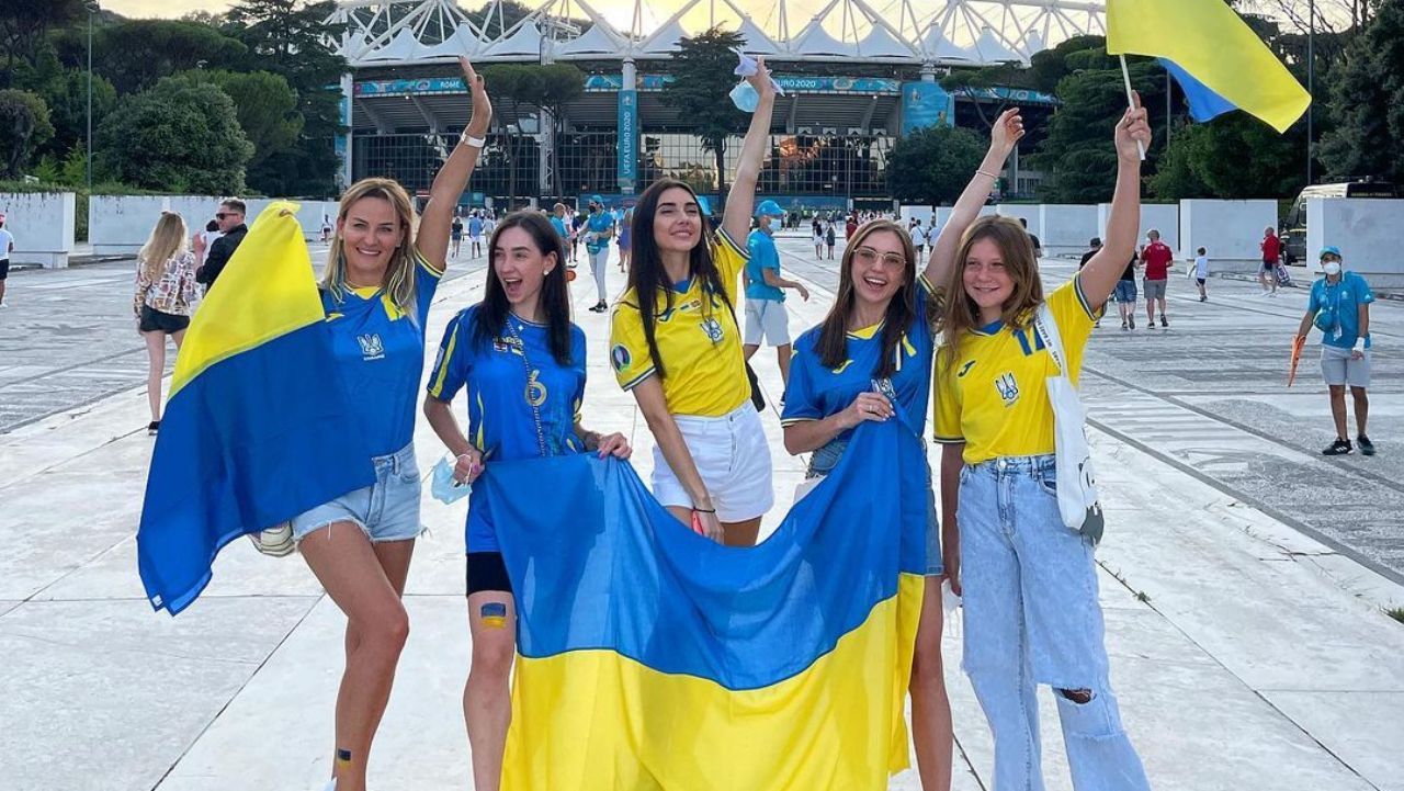 Жены футболистов на матче Украина - Англия в Риме