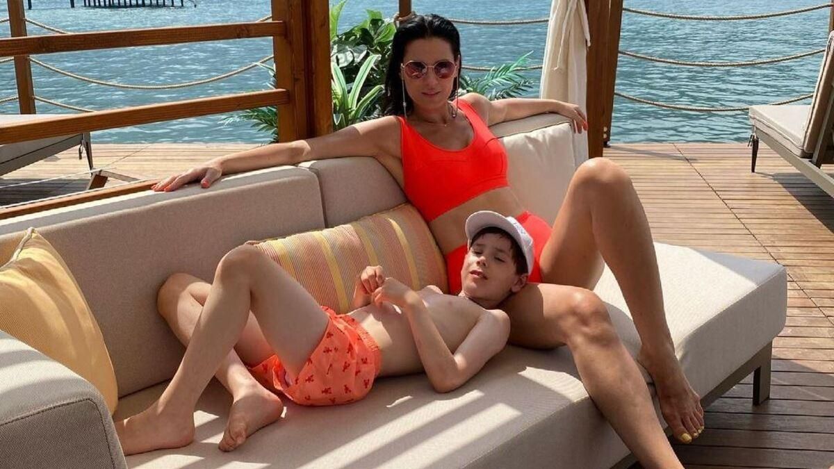Маша Ефросинина позировала в оранжевом купальнике фото в Турции