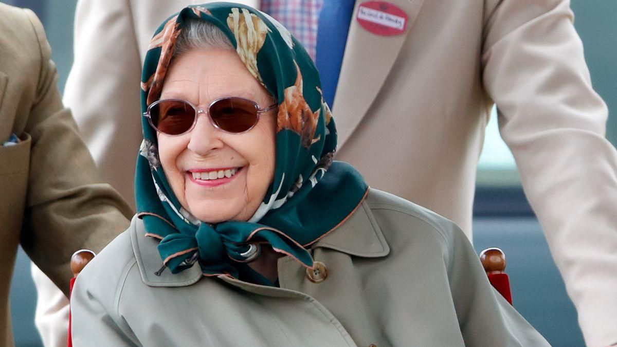 Елизавета II порадовала образом в платке с изображениями собак: фото Елизавета II порадовала образом в платке с изображениями собак: фото