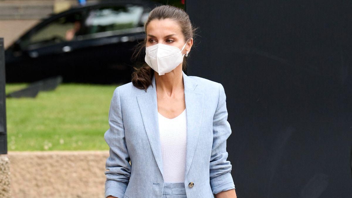 Королева Летиция показала нежный образ в голубом костюме: фото Королева Летиция показала нежный образ в голубом костюме: фото