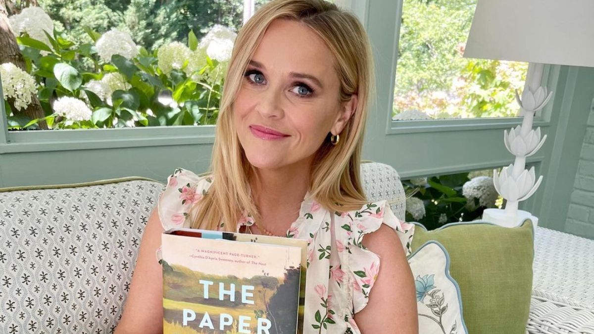 Різ Візерспун зачарувала образом у блузці з квітковим принтом: фото Різ Візерспун зачарувала образом у блузці з квітковим принтом: фото