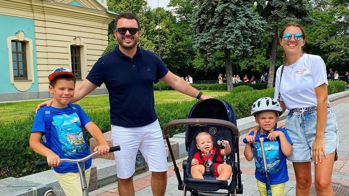 Григорій Решетник прогулявся Києвом з дружиною і синами: фото Григорій Решетник прогулявся Києвом з дружиною і синами: фото