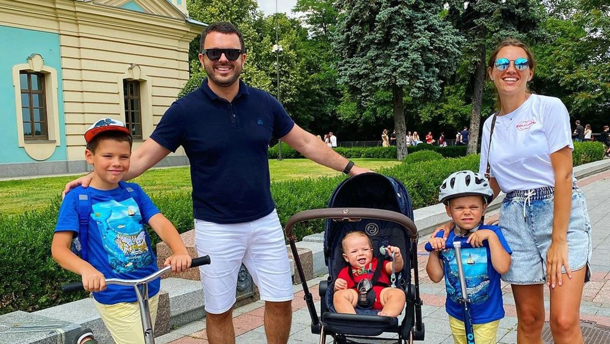 Григорій Решетник прогулявся Києвом з дружиною і синами: фото