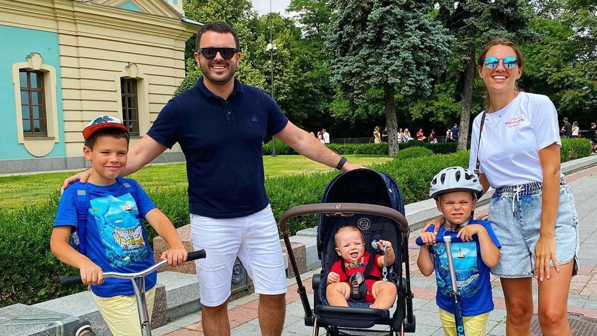 Григорий Решетник прогулялся по Киеву с женой и сыновьями: фото