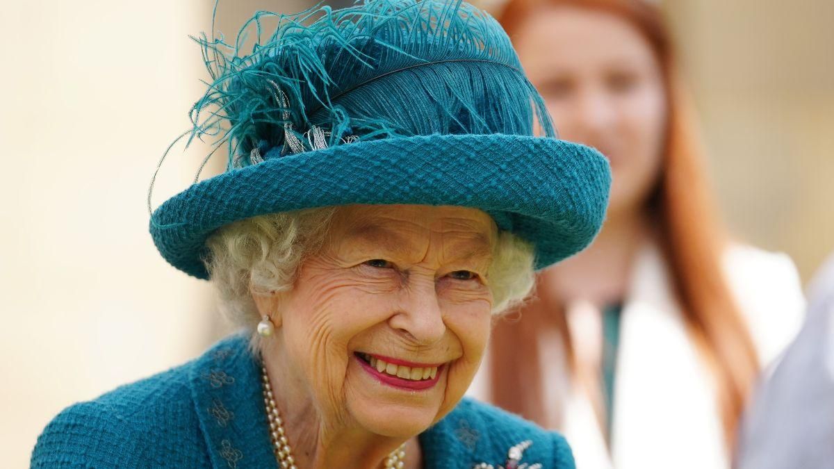 Єлизавета II зачарувала новим образом в елегантному пальті: фото Єлизавета II зачарувала новим образом в елегантному пальті: фото