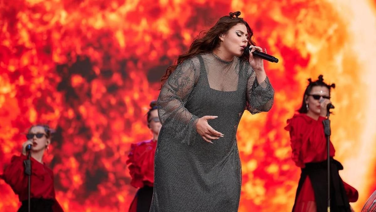 Александра Зарицкая из группы KAZKA объявила себя квиром Александра Зарицкая из группы KAZKA объявила себя квиром