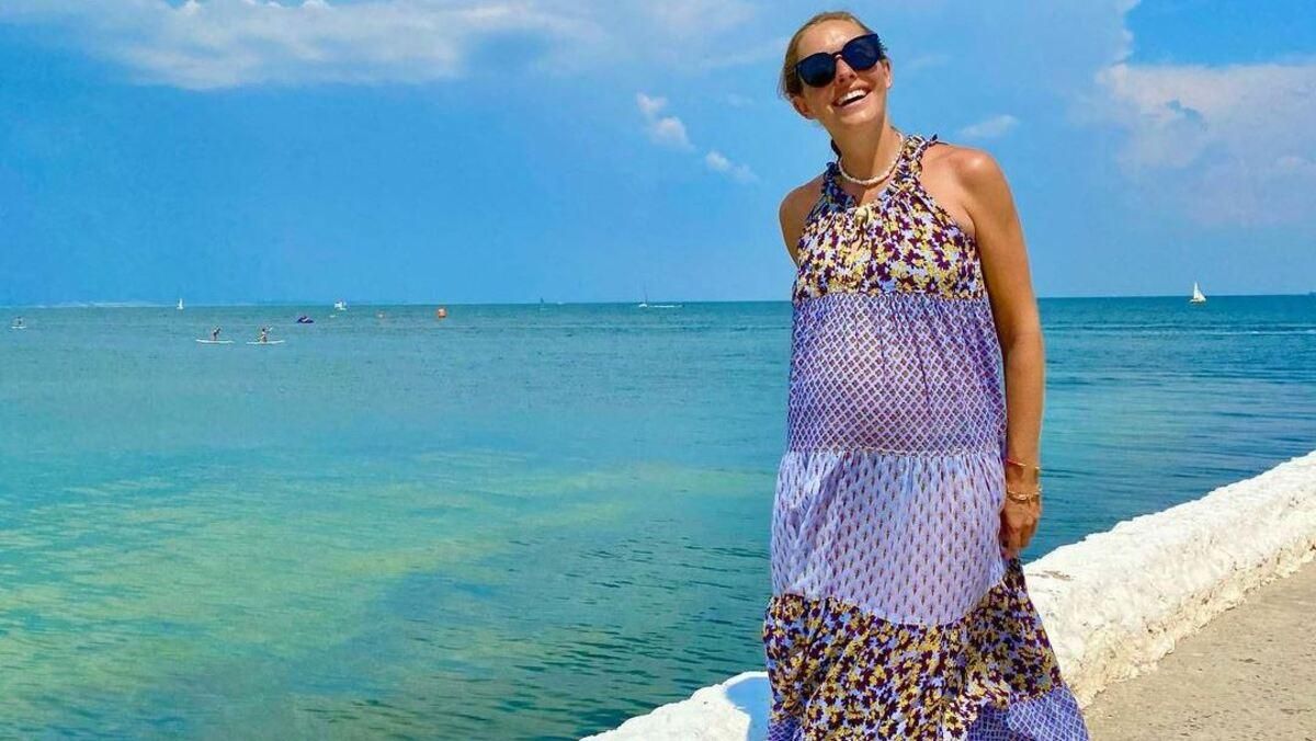 Беременная Катя Осадчая прогулялась у моря в Одессе: фото образа