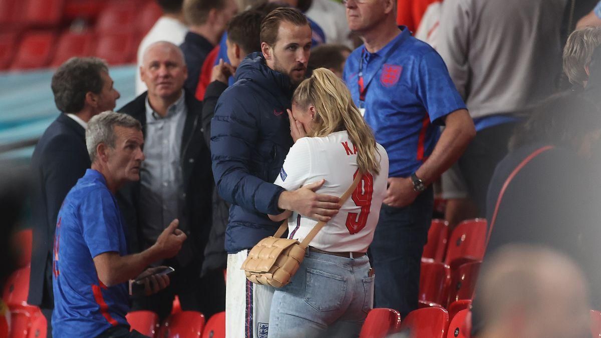 Жена футболиста сборной Англии расплакалась после финала Евро-2020