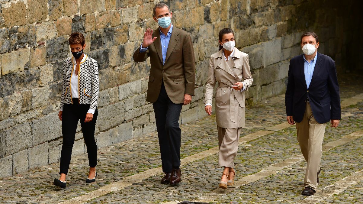 Королева Летиция показала нежный образ в бежевом тренче: фото Королева Летиция показала нежный образ в бежевом тренче: фото