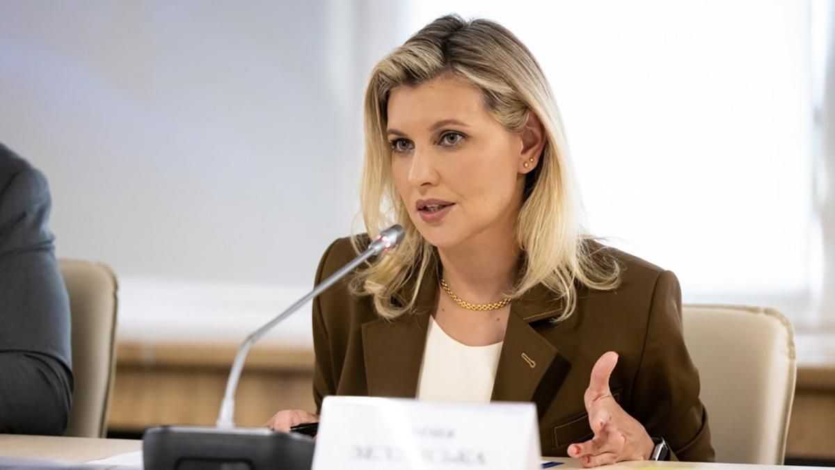 Елена Зеленская появилась в шоколадном костюме и базовой футболке Елена Зеленская появилась в шоколадном костюме и базовой футболке