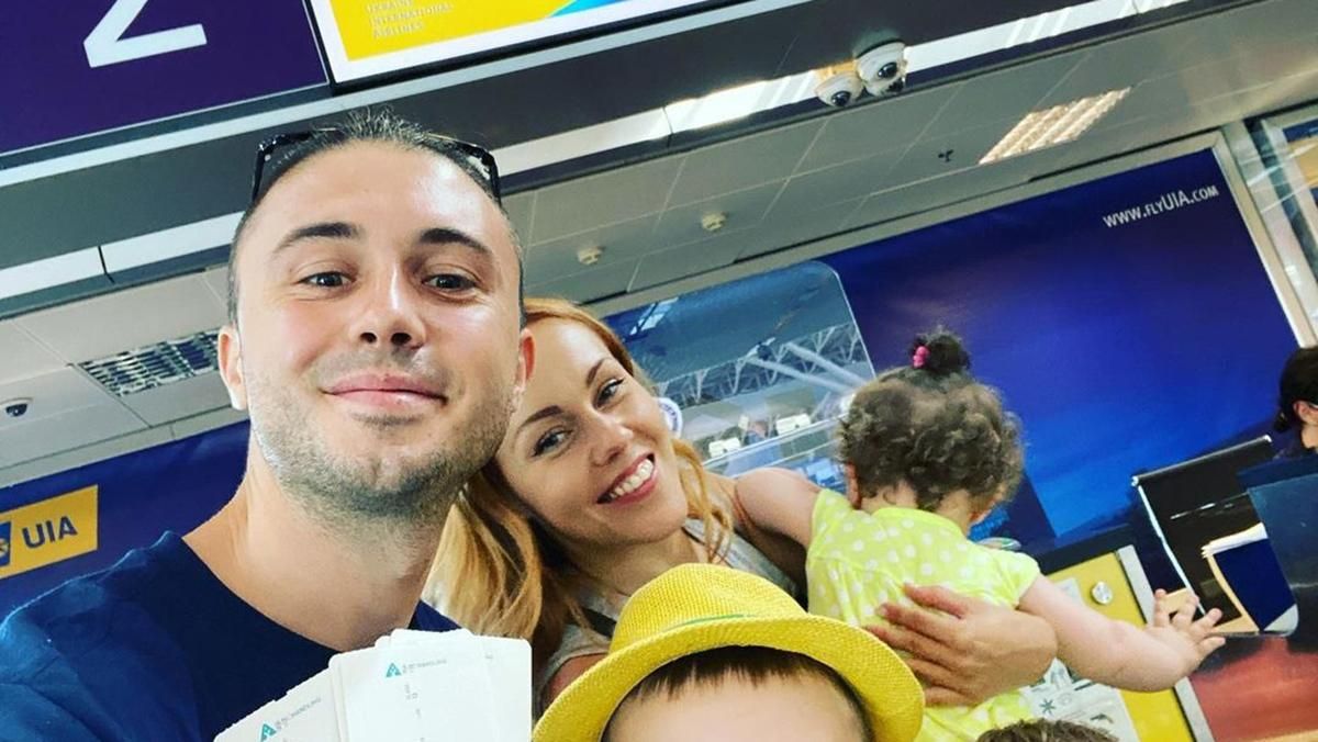 Alyosha і Тарас Тополя полетіли на відпочинок з трьома дітьми: фото Alyosha і Тарас Тополя полетіли на відпочинок з трьома дітьми: фото