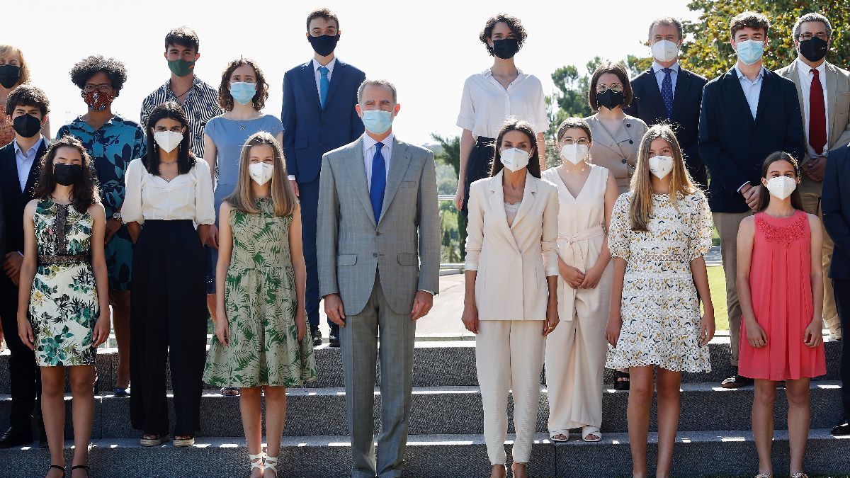 Королева Летиція позувала в молочному костюмі: фото сімейного виходу Королева Летиція позувала в молочному костюмі: фото сімейного виходу